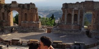 Taormina: Teatro Antico, lui si inginocchia e le offre l’anello